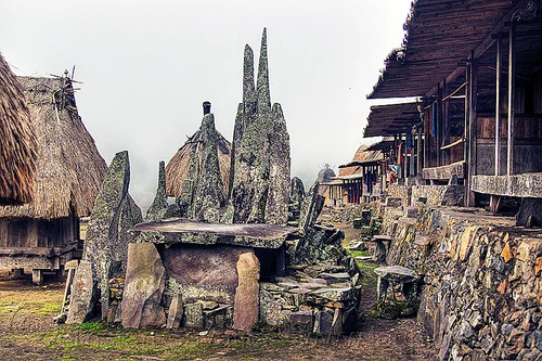 https://www.loupiote.com/photos_mw/bena-primitive-village-flores-island-7182637119.webp