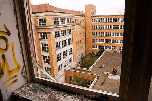 building exterior - abandoned hospital (presidio, san francisco), abandoned building, abandoned hospital, presidio hospital, presidio landmark apartments, trespassing