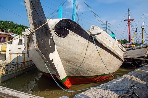 carved and decorated bow of traditional pinisi wooden boat, boats, bugis schooners, dock, harbor, pinisi, ships, surabaya