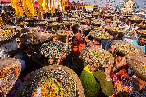 clay shiva lingam's offerings ceremony - kumbh mela (india), carrying on the head, clay, crowd, hindu ceremony, hindu pilgrimage, hinduism, kumbh mela, lingams, offerings, shiva linga, shiva lingam, shivling, trays, walking, yellow flags