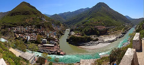 devprayag sangam panorama - confluence of the alaknanda and bhagirathi rivers into the ganges river (india), alaknanda and bhagirathi sangam, alaknanda river, bhagirathi river, confluence, devprayag sangam, ganga, ganges river, ghats, hills, landscape, mountains, river bed, village