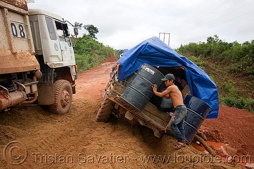 gaz-66 russian all terrain 4x4 truck stuck in mud (laos), 4x4 trucks, all terrain, army trucks, gaz-66, lorry, military trucks, mud, road, ruts, truck, газ-66, го́рьковский автомоби́льный заво́д