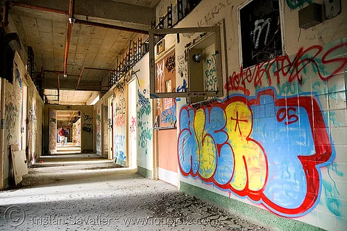hallway - graffiti - abandoned hospital (presidio, san francisco), abandoned building, abandoned hospital, graffiti, presidio hospital, presidio landmark apartments, trespassing