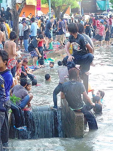 kids in the chiang mai moat during songkran festival - เชียงใหม่ - สงกรานต์ (thai new year), chiang mai, children, crowd, kids, moat, soaked, songkran, swimming, thai new year, wading, wet, สงกรานต์, เชียงใหม่