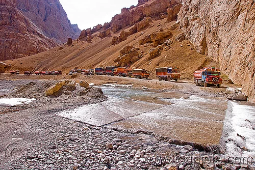 large nullah in the canyon before pang - manali to leh road (india), canyon, gorge, ladakh, mountain river, mountains, nullah, pang, river bed, road, stream, traffic jam, trucks, valley