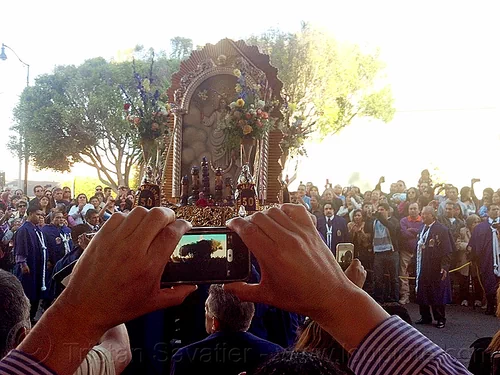 mobile photo sharing at catholic procession, cameras, cellphones, crowd, float, lord of miracles, madonna, mobile phones, mobiles, painting, parade, paso de cristo, peruvians, sacred art, señor de los milagros, sharing, social media, taking photos, virgen, virgin mary