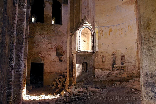 ray of sun hits an alcove in a georgian church ruin - otkhta monastery - dört church - georgian church ruin (turkey country), alcove, byzantine, dort church, dört kilise, georgian church ruins, orthodox christian, otkhta ecclesia, otkhta monastery, sun ray