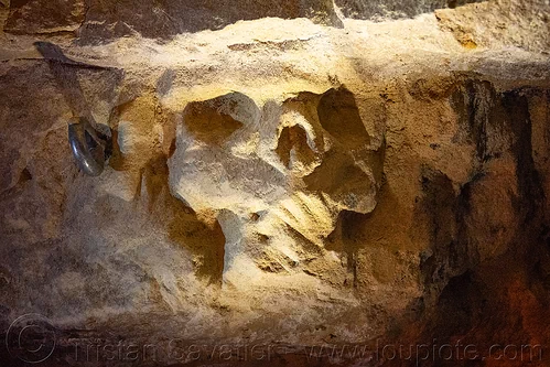 skull sculpture - catacombes de paris - catacombs of paris (off-limit area), cave, clandestines, illegal, trespassing, underground quarry