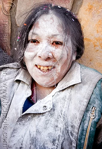 woman celebrating carnaval in abra pampa - humahuaca (argentina), abra pampa, andean carnival, argentina, carnaval de la quebrada, folklore, gaucho, hat, noroeste argentino, old, quebrada de humahuaca, talk powder, white, woman